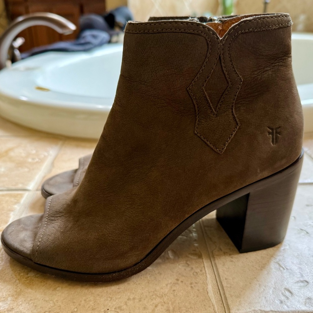 Frye Brown Ankle Boots with Suede Finish and Chunky Heel Size 8.5 - Picture 2 of 5